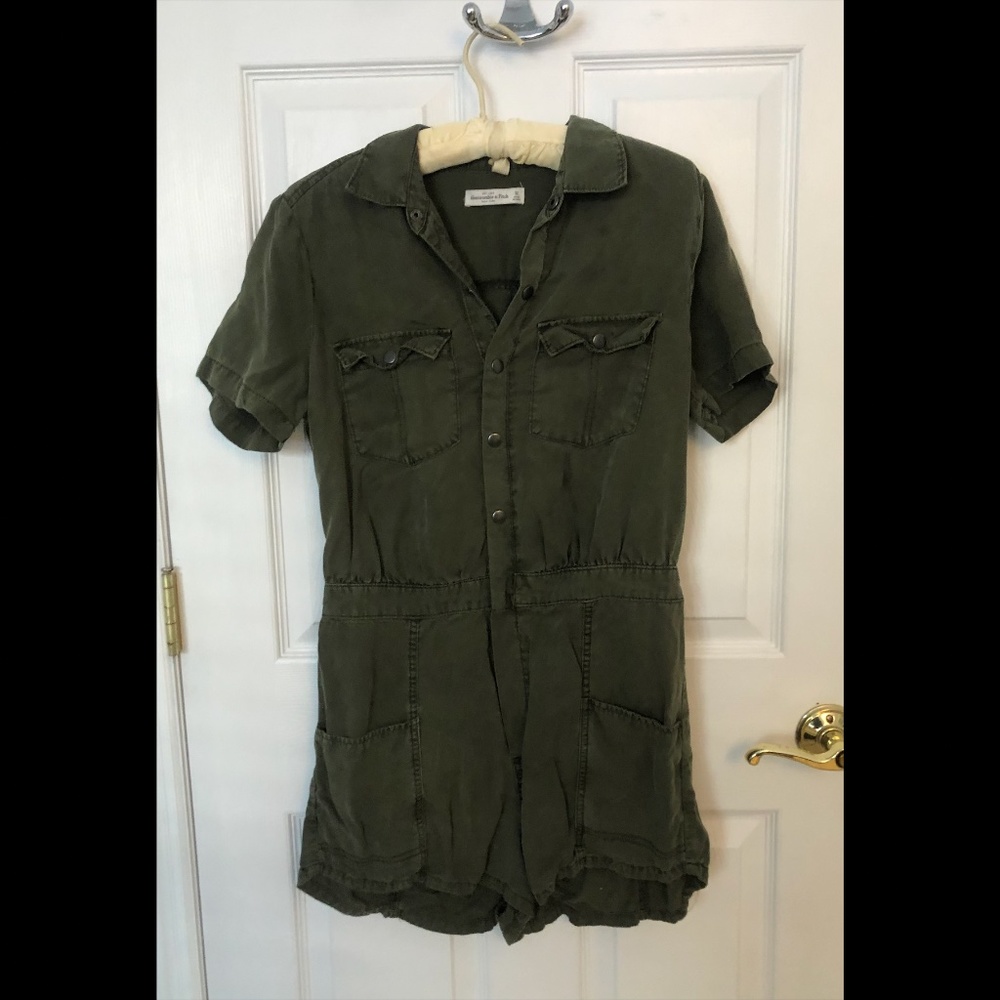 Abercrombie & Fitch Army Green Cargo Romper — Medium